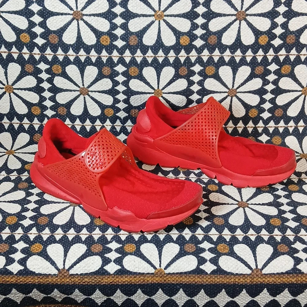 Nike Men's Sock Dart Ankle-High Running Shoe in University RED size 8M